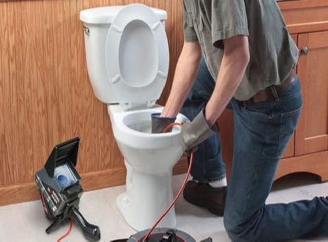 Th&ocirc;ng bồn cầu bị nghẹt kh&iacute; bằng m&aacute;y l&ograve; xo