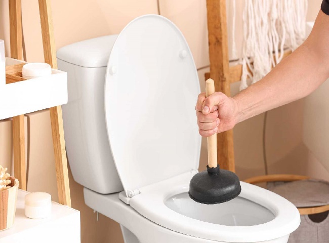 Th&ocirc;ng bồn cầu bị nghẹt vải bằng d&acirc;y l&ograve; xo