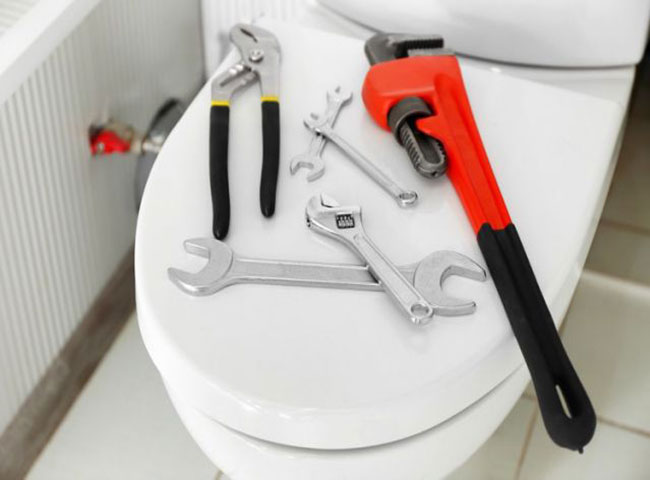 Thông bồn cầu bị nghẹt vật cứng bằng cách làm thủ công